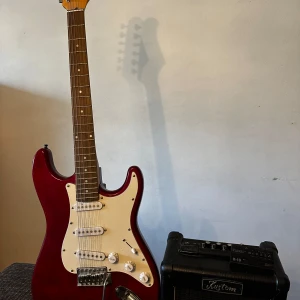 Elgitarr Eastone - Knapp använd  Med stativ och förstärkare  