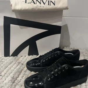 Lanvin Patent Cap Toe Sneaker // Skor - Lanvin Cap Toe Sneakers || Storlek: UK-8 (43) || Mycket fint skick, använda men inga större skavanker || Dustbag medföljer 