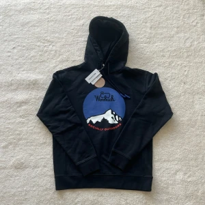 Woolrich Hoodie (Ny) - Ja du hörde rätt, helt ny Woolrich hoodie säljs nu | Skick - 10/10 | Size - S | Pris - 1099 | Om du har några frågor eller funderingar tveka inte att höra av dig!