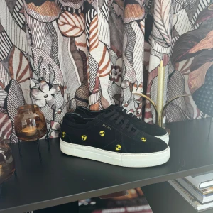 Axel arigato skor - Säljer dessa Axel arigato speciell edition i väldigt bra skick, skorna går ej att köpa längre och dom är väldigt unika. Storlek 43 och riktigt snygga enligt mig. Pris kan diskuteras!