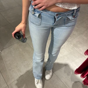 Missäy jeans  - Köpte dessa missäy jeansen på Vinted av en tjej som ej nämnde att hon hade klippt i dom så dom var för korta för mig så testar sälja dom här. Dom är ljus blå med fickor fram o bak som man ser på bilderna. Vill ni ha fler bilder så e de bara att fråga