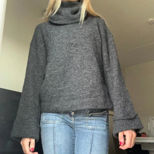 Stickad tröja - Fin mörkgrå stickad polo, superfin till hösten🍂💓