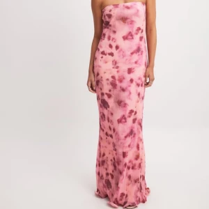 Klänning NA-KD - Otroligt fin klänning som tyvärr är för stor. Aldrig använd och slutsåld på hemsidan🌸 Nypris: 699kr