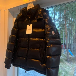 Moncler maya Ny skick - Säljer nu min grymt snygga  moncler Maya inprincip helt ny.  Storlek 4 som motsvarar L cirka.  Alla tillbehör fås med vid köp, dustbag, galje, extra knappar och kvitto! Nypris på dessa jackor ligger på 18 000kr  Sparsamt använd och givetvis äkta   