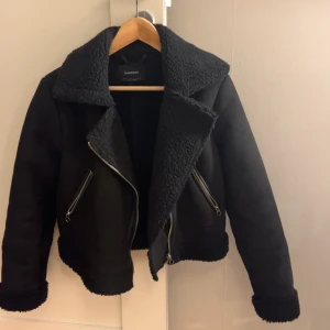 Mockajacka stradivarius  - Snygg jacka i mocka från stradivarius, passar perfekt nu till hösten och vintern!  Köpt för två år sedan men nästan aldrig använd, så väldigt bra skick! Skriv vid frågor 🥰