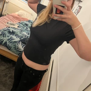 Only tshirt - snygg svart t-shirt från butiken "Only" (i Danmark) riktigt bra kvalitet och den är använd max 1 gång! den heter L men passar mig som en S/M (skriv för fler bilder)