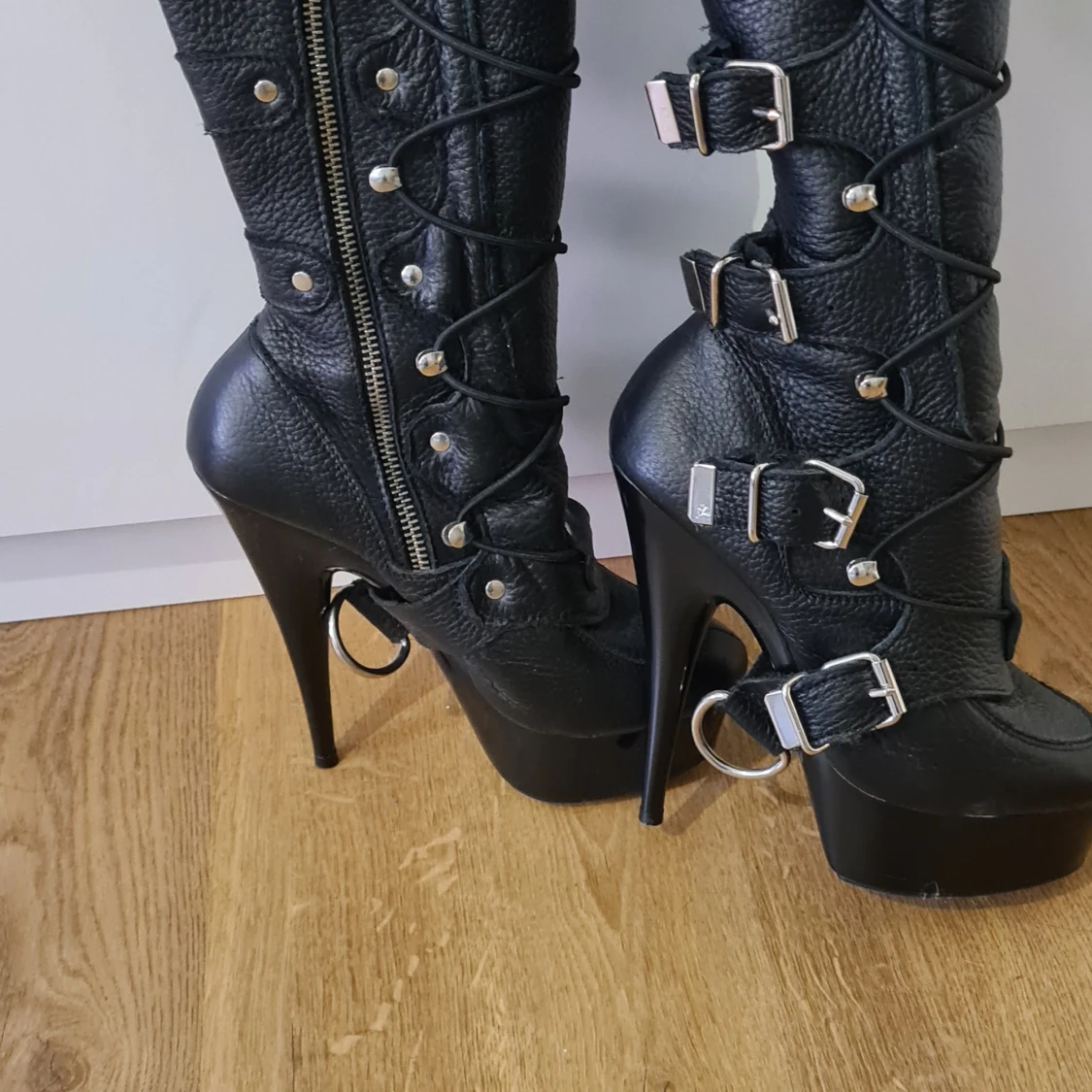 Höga stövlar med coola detaljer - 90