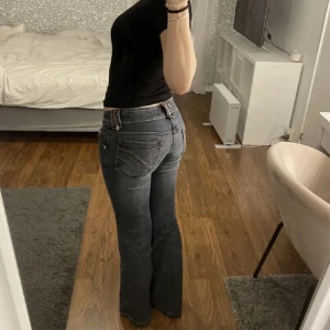Blå jeans med bootcut - Säljer ett par snygga blå jeans med bootcut. De är lågmidjade och har en klassisk femficksdesign. Perfekta för en avslappnad stil och passar till det mesta!