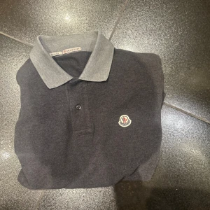 Moncler piké  - Säljer min Moncler tröja, den är som ny  Knappt använd  Skick 9/10 Modellen på bild är 177 och väger 65 Bara å höra av dig vid funderingar mvh Leo 