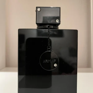 Club de nuit intense 200ml - Club de nuit intense man edp säljes. Edp är den starkare och bättre versionen, även i mycket högre kvalitet. Det är 180ml kvar utav 200. Har så många parfymer så därför säljes denna. Har dock tappat bort lådan. Hör gärna av er med bud/frågor! 