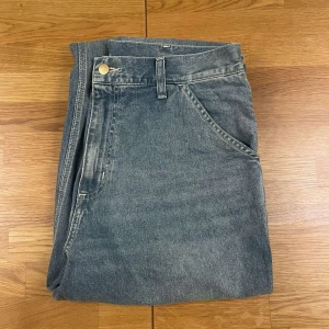 Grå jeans från Carhartt - Säljer ett par Carhartt byxor som inte kommer till användning! Jag är 183 och väger 76 kg! 