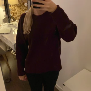 Vinröd stickad tröja - Helt ny vinröd stickad tröja med prislapp kvar från Uniqlo. Nypris: 449kr
