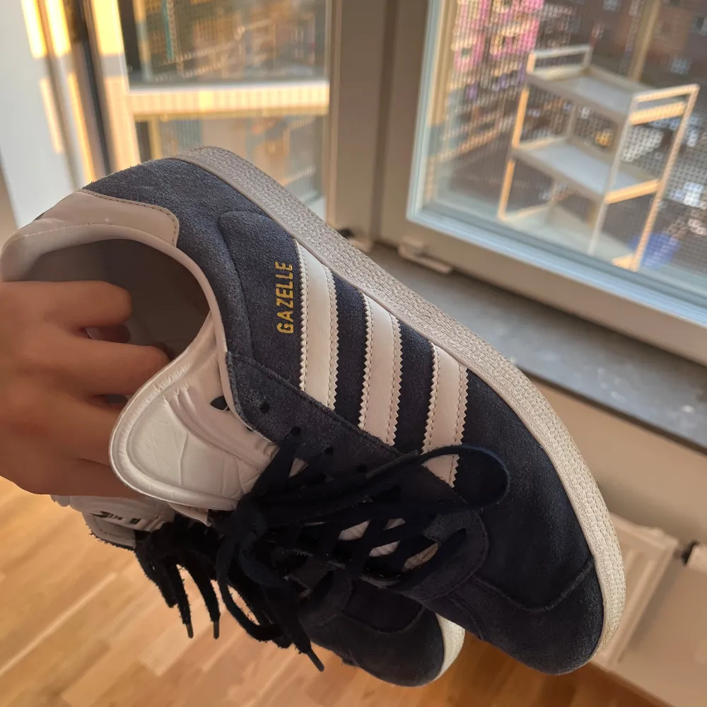 Jättefin blå skor från adidas, fint skick!!. Skor.