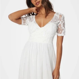 Vit klänning - Säljer denna vita klänning från bubbleroom. Köpt till student men aldrig använd därav nyskick. Storlek 36. Nypris 899 kr. Pris kan diskuteras 