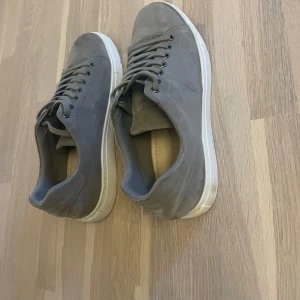 Fin skor - Säljer dessa skor då jag inte använder de, de är lite smutsiga men det går enkelt att fixa. Annars är skorna för övrigt sköna passar till allt. Fick de i present ingen aning vart de är ifrån men de kostade 1200 nypris.