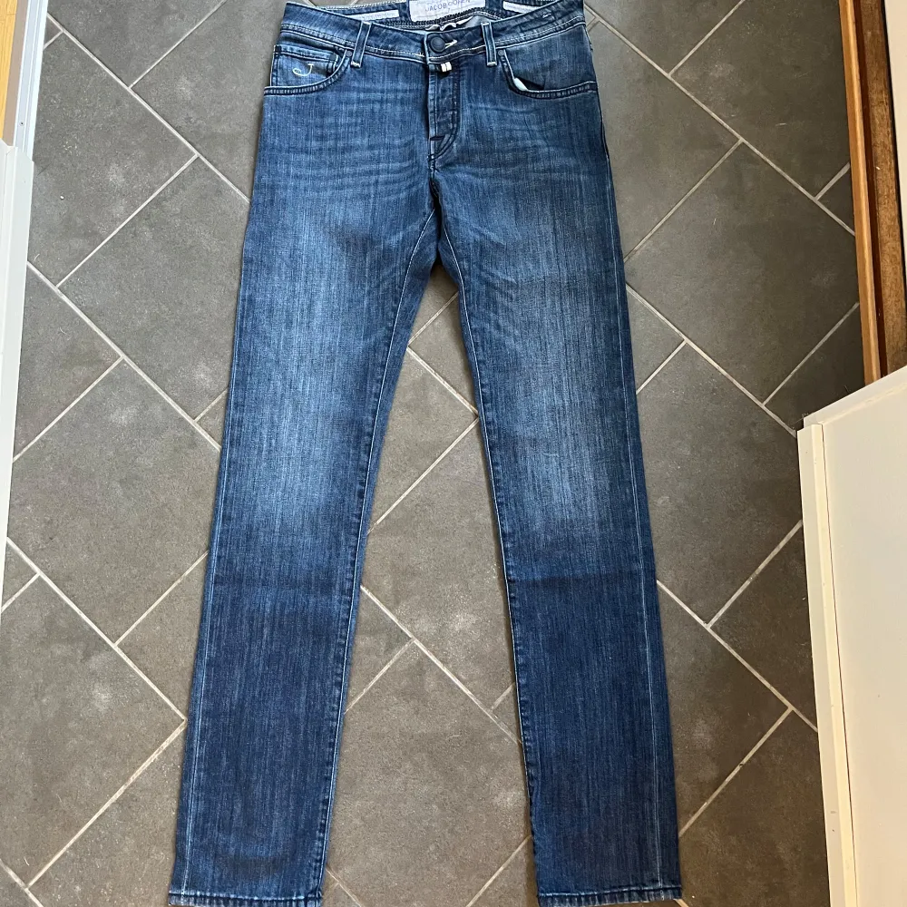 Tja, säljer ett par Jacob Cohen jeans i modellen 622, storlek 30. De är helt nya med tags och ligger på 5000 i butik. Skriv vid funderingar🙌. Jeans & Byxor.