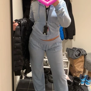 Juicy coutore - Köpt på juicy coutores hemsida. Väl omhändertagen & mycket bra skick. Båda delar för 700kr annars 400kr styck. Köpare betalar för frakt. Byxorna är dom med fickor. (Säljer då de blivit förstora, därav bara gamla bilder)
