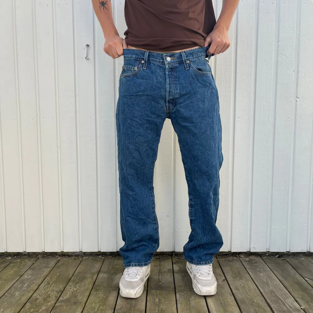 Länk till produkten på hemsidan: https://secondjeanssthlm.com/products/levis-jeans-505-36-32. Jeans & Byxor.