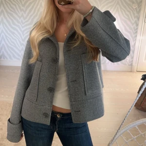 Kappa Kappahl  - Grå kappa från Kappahl. Använd 3 gånger så är som ny. Ny pris 900kr