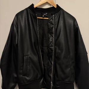 Leather jacket  - säljer min läderjacka från HM då den inte riktigt passar mig längre. den är i storlek xxs men det kan även passa S och M. den är puffig och jätte bekväm, den är perfekt för hösten. köpare står för frakt. ni kan komma med prisförslag också. 