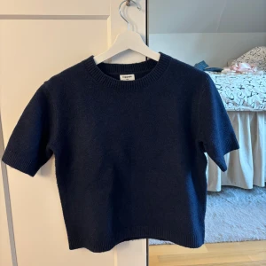 Stickad T-shirt  - Använd en gång, jättefint skick!!💙💙säljer då den inte kommer till användning