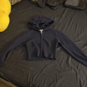 Mörkblå croppad hoodie från Gina Tricot - Säljer min kofta/tröja från Gina den är aldrig använd
