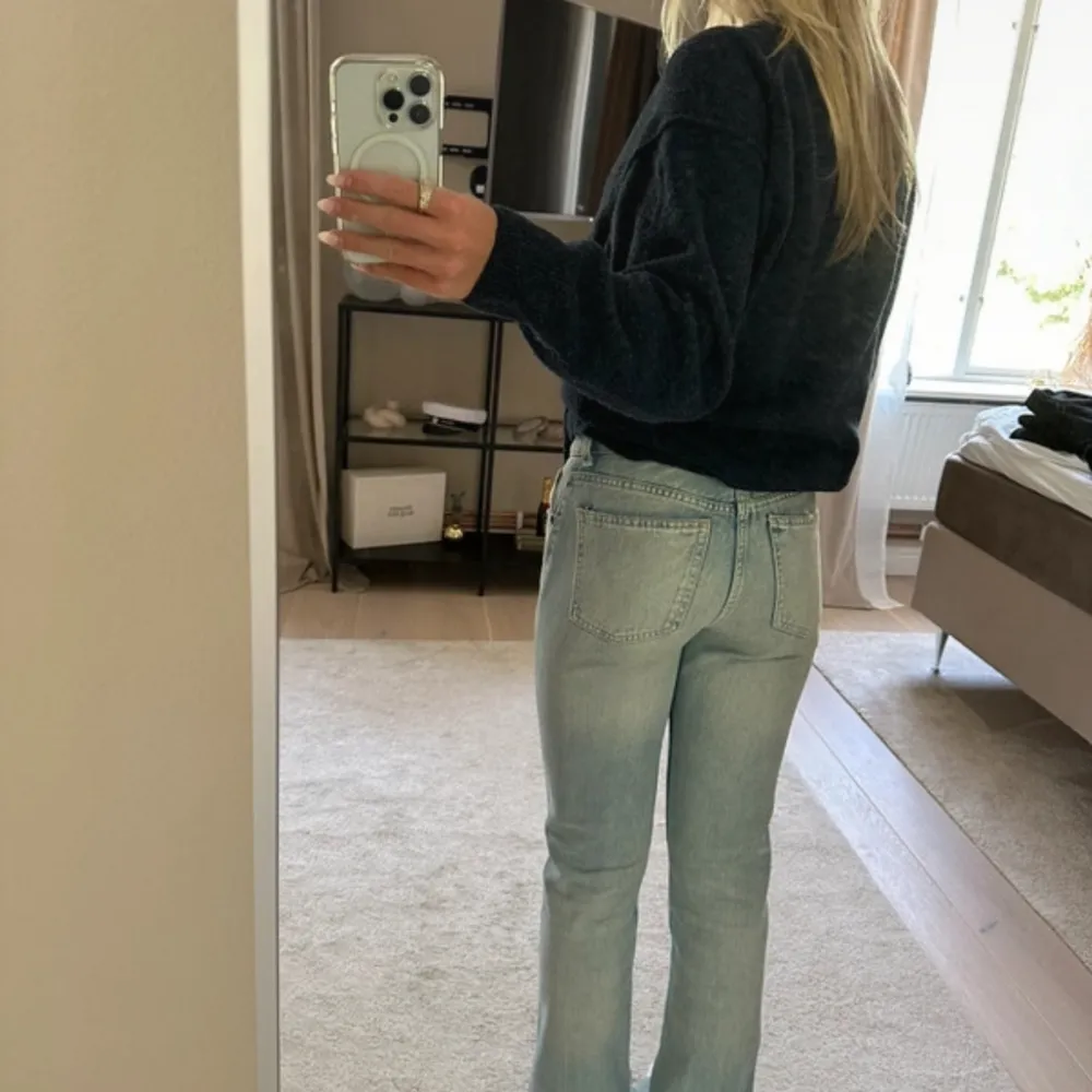 Blå bootcut jeans från zara i stl 34 💕 Mycket bra skick . Jeans & Byxor.