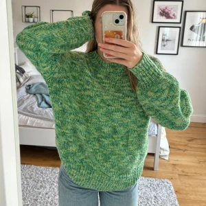 Stickad tröja - Säljer då den ej kommer till användning men mycket bra skick.  Storlek 36.  Säljer för 150kr