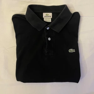 Lacoste Piké  - Köpt: Zalando Skador: inga Skick: 9/10 använd lite grann Passform: XS/S