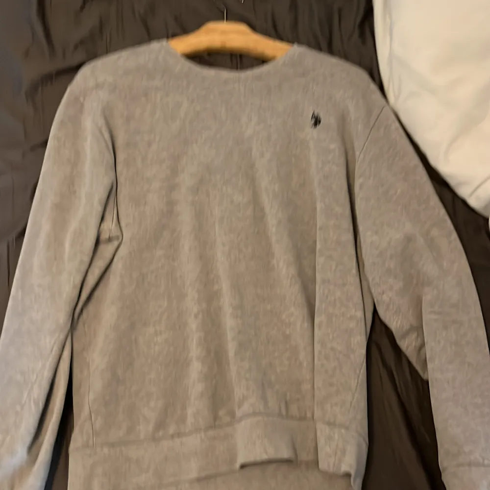 Polo sweatshirt använd ett fåtal gånger men är i jättebra skick. Hoodies.