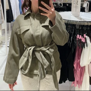 Jacka  - Jacka från Gina tricot. Belted shirt jacket! Fint skick knappt använd. Liten i storlek!