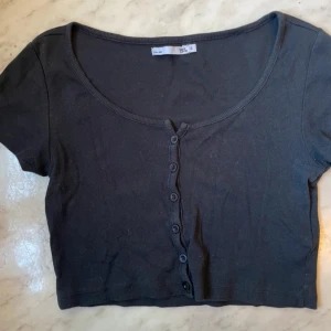 Svart cropad t-shirt  - Väl använd men bra skick! 