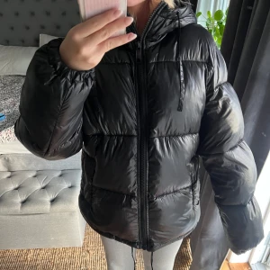 Vinterjacka - Säljer min glansiga vinterjacka från hm som jag bara använt under förra vintern☺️priset kan diskuteras 