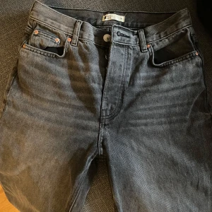 Grå jeans - Säljer dessa skitsnygga mörkgrå jeans då jag ska flytta och rensar kläder. Har bara använts enstaka gång. Helt nyskick!