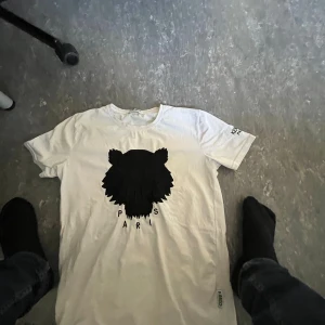 Kenzo tröja - En kenzo tröja oanvänd storlek:L En EA7 Armani tröja oanvänd storlek:S En Fendi tröja oanvänd storlek:S Allt säljs tillsammans men kan säljas separat vid bra affär