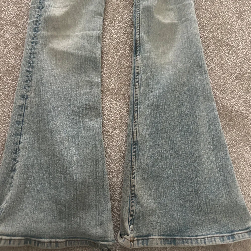 Säljer dessa jötte snygga jeans från monki. Storlek 24x32. Jeans & Byxor.