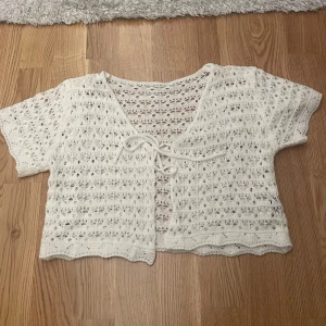 Stickad bolero - Jätte söt mjuk stickad bolero, helt oanvänd!