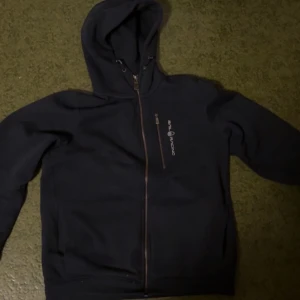 Sail Racing Hoodie  - Säljer denna sail racing hoodie då jag växt ur den, och inte har någon nytta av den längre.   Skriva gärna om du har något frågor 