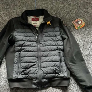 Parajumper cardigan  - Parajumper cardigan storlek Xs/Yl.  Väldigt snygg. Nypris 2500-3000kr. Mitt pris 1700kr. Skulle vilja behålla den men den är för liten nu. Äkta parajumper jacka och tillkommer lappar som man får med jackan.