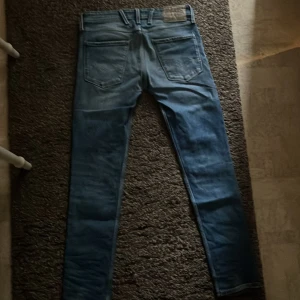 Replay jeans - Replay jeans storlek 31/32 lite tajtare i modellen  7/10 skick bara loggan på baksidan som är lite trasig