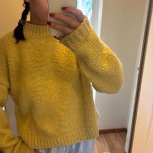 Gul stickad tröja - Höstig stickad tröja från H&M som jag köpt här på Plick tidigare💛🧡