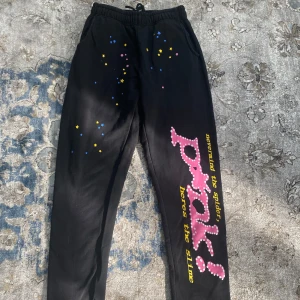 Sp5der byxor - Väldigt snygga byxor, 100% cotton  Fantastiskt till vinter, håller dig varm Färgrik design med stjärnor 🤩 