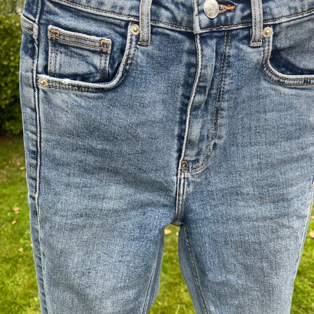 Ett par väldigt fina jeans med hål på knäna ifrån Zara. Säljer då jag aldrig använder dom längre. Pris kan diskuteras . Jeans & Byxor.