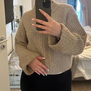 Stickad tröja - Beige stickad tröja från Gina tricot i storlek S. Knappt använd. Hör av er om ni har fler frågor eller vill ha fler bilder💞 SÄLJER LIKADAN I SVART!!!!