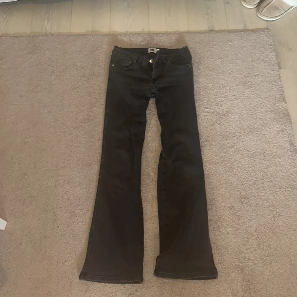 säljer ett par lågmidjade bootcut jeans från lager, inte alls mkt använda!!. Jeans & Byxor.