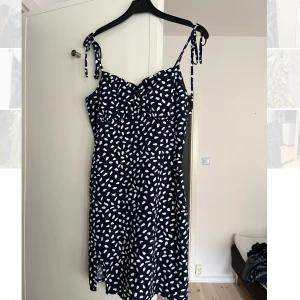 Mönstrad klänning, XS / 34 - Söt mörkblå klänning med  prickigt (ish) mönster. Strl XS / 34.
