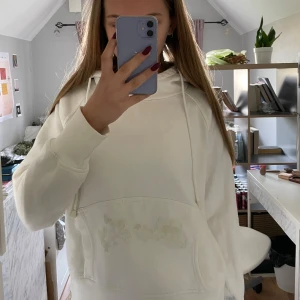Vit 2000s hoodie - En vit hoodie med blommor på fickan! Är från 2000-talet. Storlek 42 men skulle säga att den passar bäst på s-m. Skriv vid frågor!🌟