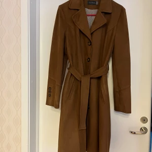 Chima jacka - En brun jacka från Chima som nu är för liten, den är i otroligt bra skick och har inga skador