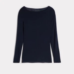 Intimissimi tröja  - Hej! Säljer denna mörkblåa intimissimi tröja, köptes second hand o hade små hål när jag köpte den + ett vid ärmen, men då de inte syns speciellt bra är det inget som stör helheten💖 Om du har några frågor eller vill ha fler bilder är det bara att höra av dig💖