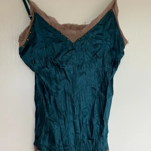 Blått linne med spets - Coolt linne med många detaljer. Knappt använd.